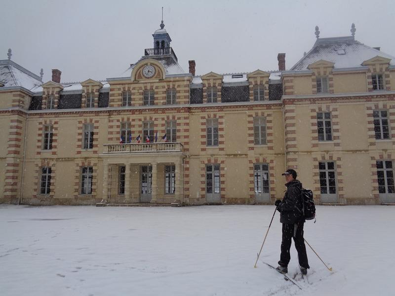 A ski devant le château