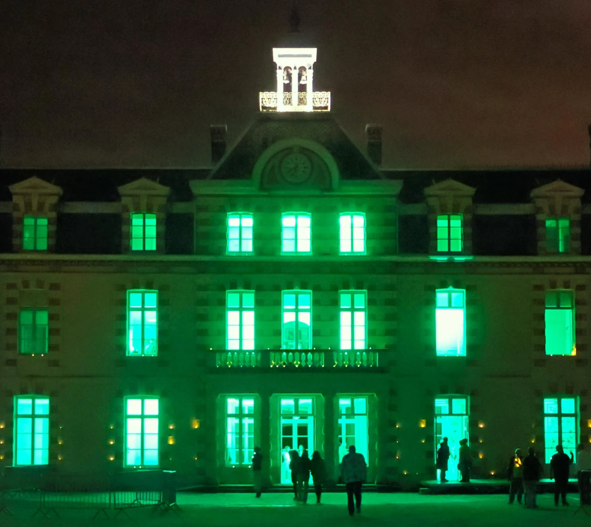Façade du château illuminée
