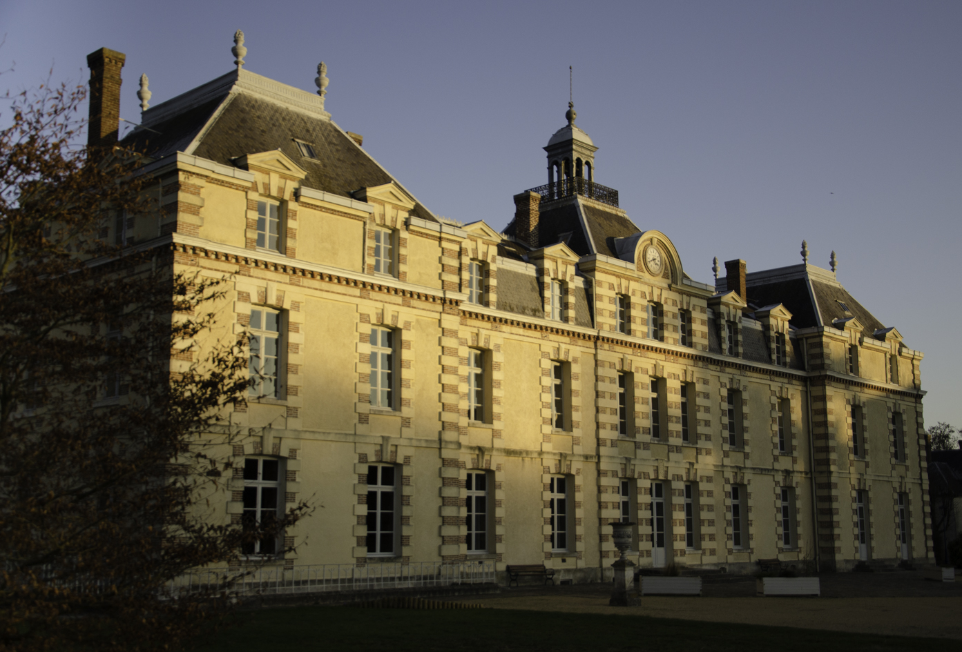 Le château de la Grange-la-Prevôté au coucher du Soleil